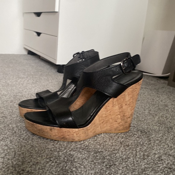 Stuart Weizman- open toe Wedges- size 8- black leather- cork heel - Picture 2 of 7
